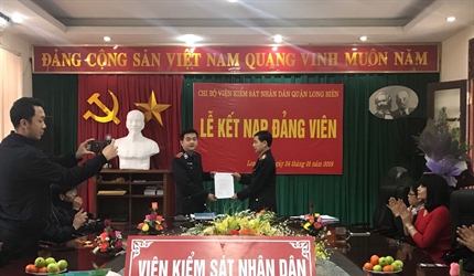 Viện KSND quận Long Biên tổ chức lễ kết nạp đảng viên mới